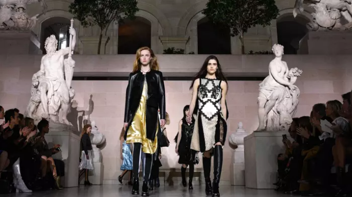 A Louis Vuitton deu um baile no Louvre. Perdão, um desfile - Moda
